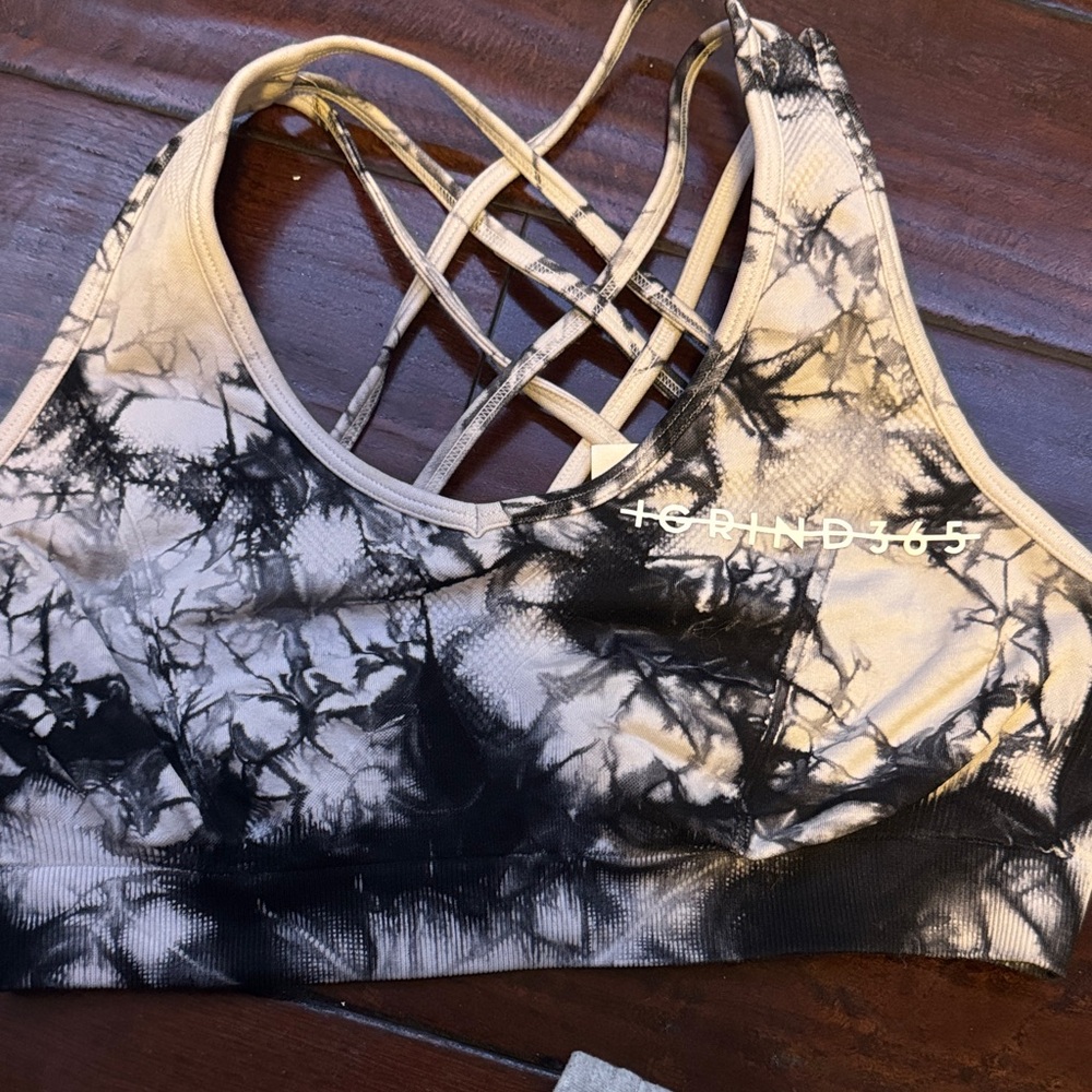 Women's Black and White Tie-Dye Sports Bra